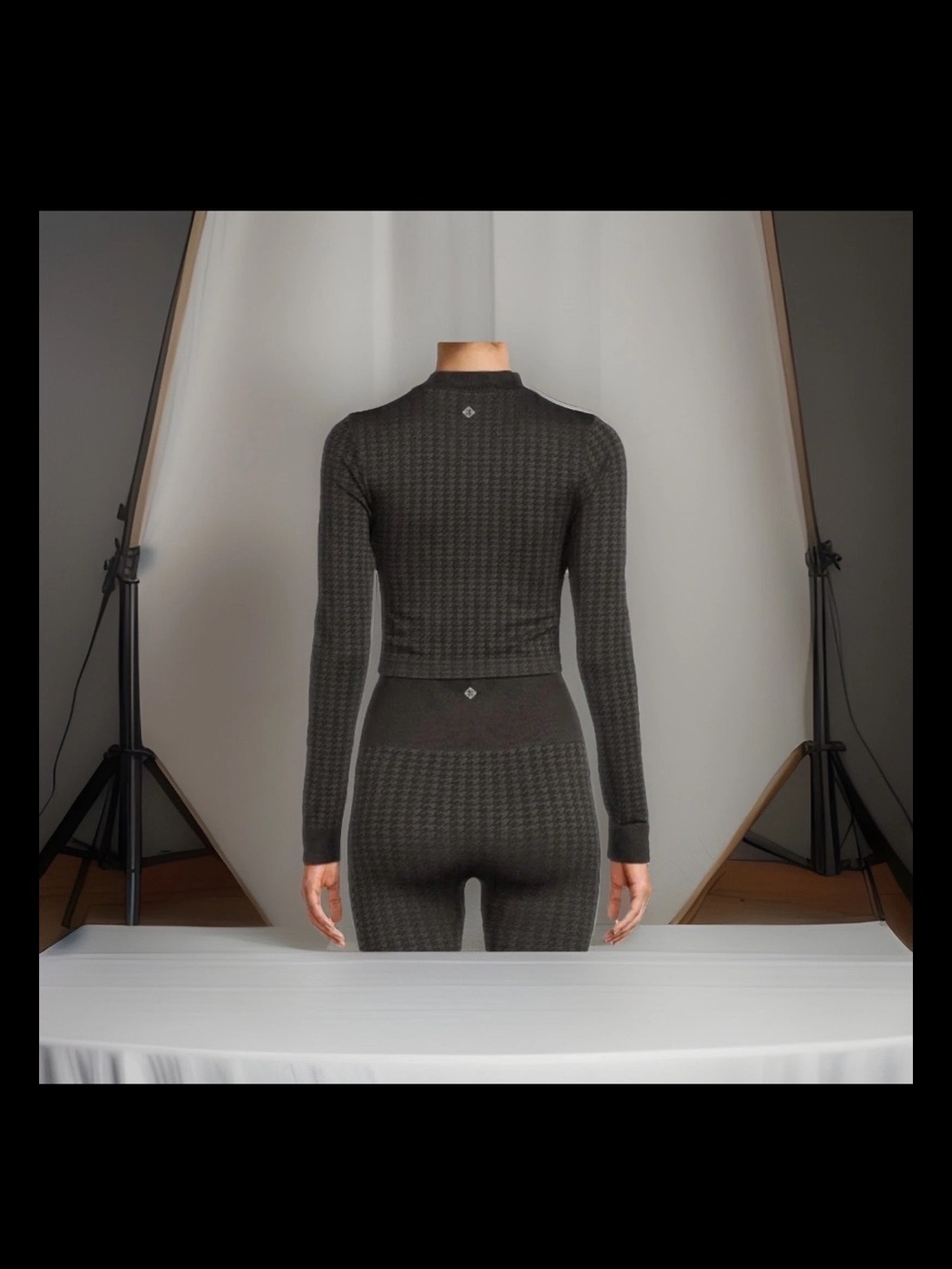 NWT Antonio Melani Black and Gray Houndstooth Activewear Knit Cropped Top, L